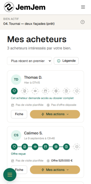 Mes acheteurs sur téléphone : trois acheteurs intéressés, chacun avec sa progression dans le parcours et les boutons Fiche et Mes actions.