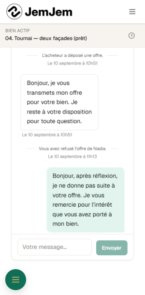 Messagerie sur téléphone : le fil d'une conversation où se mêlent les messages et les évènements de la vente, avec le champ de saisie en bas.