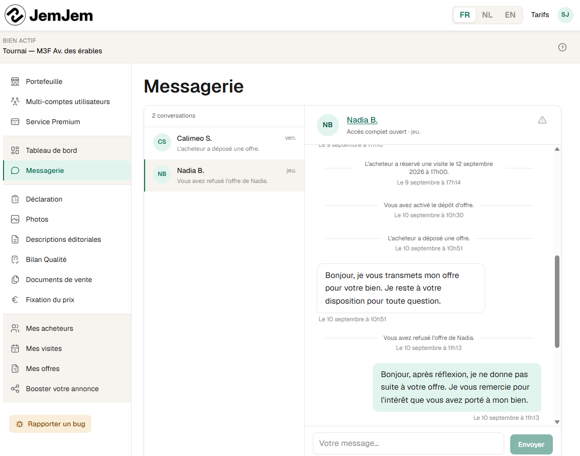 Messagerie : la liste des conversations à gauche, le fil des échanges et des évènements de la vente à droite.