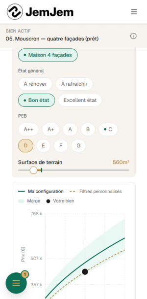 Fixation du prix sur téléphone : les réglages du bien — état général, PEB, surface de terrain — et, dessous, la courbe de référence des prix.