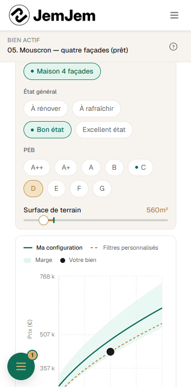 Fixation du prix sur téléphone : les réglages du bien — état général, PEB, surface de terrain — et, dessous, la courbe de référence des prix.